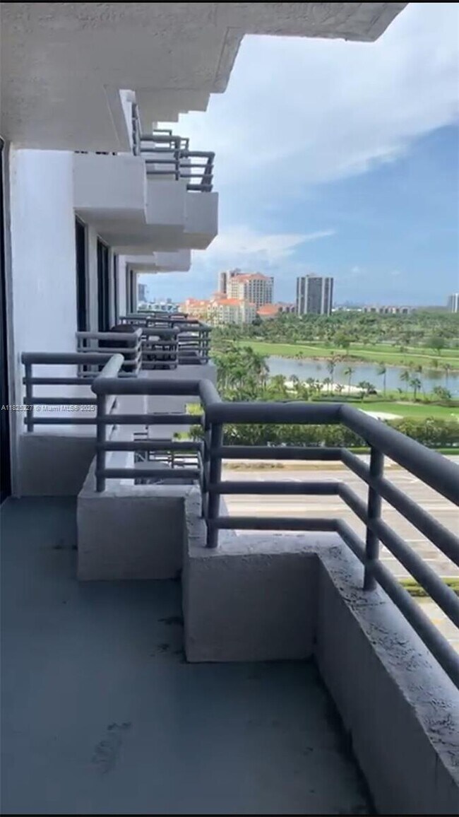 Foto del edificio - 3300 NE 191st St