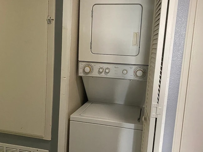 Building Photo - 5515 Canoga Ave