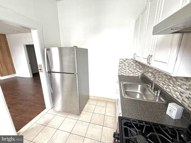 Building Photo - 136 S 5th St