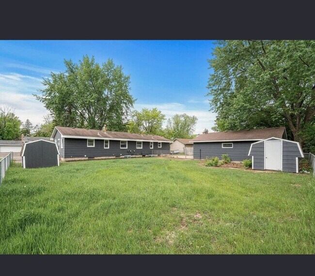 Foto del edificio - 825 Elm Creek Cir