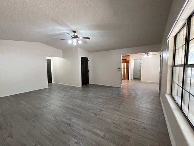 Building Photo - 408 Briar Square