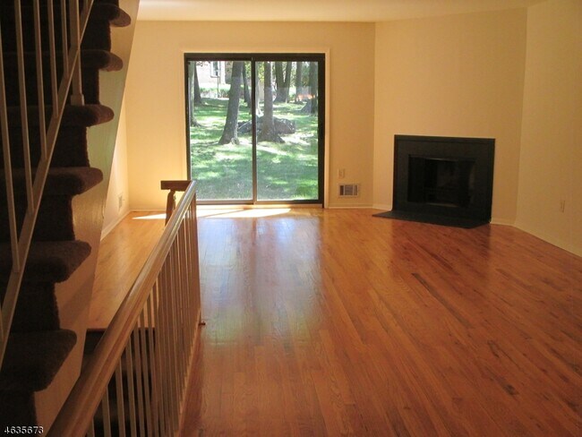 Building Photo - 181 Long Hill Rd