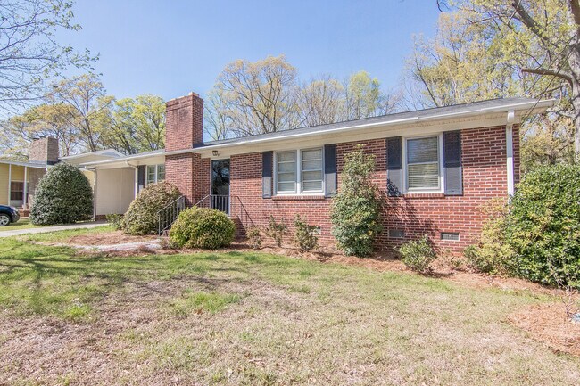 Foto del edificio - 3 Bedroom 1.5 Bathroom Home in Forestdale ...