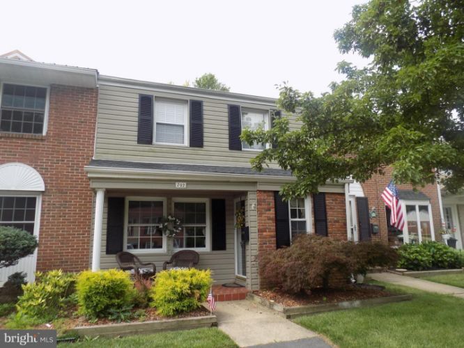 Foto principal - 702 Towne Center Dr