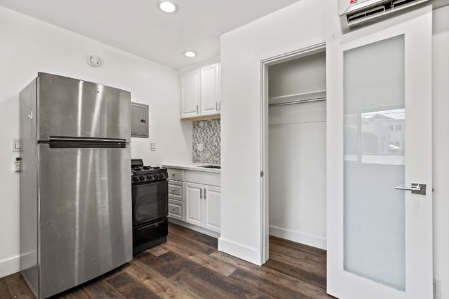 Building Photo - 2730 Raymond Ave