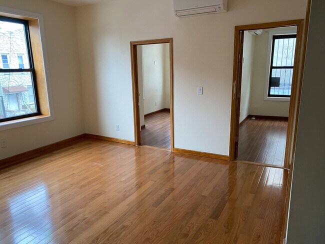 Foto del edificio - 1042 Winthrop St