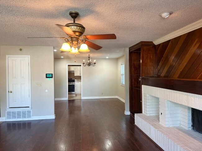 Building Photo - 3305 Dentcrest Dr