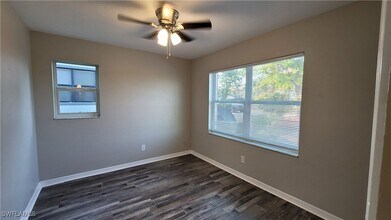 Building Photo - 425 SW 47th Terrace