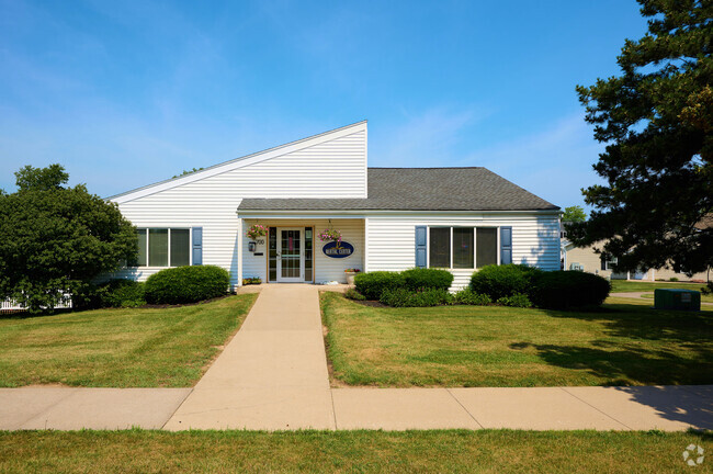 Foto del edificio - Long Pond Shores Waterfront Apartments