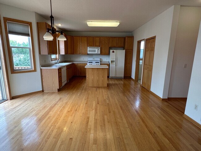 Building Photo - Spacious Single Family Home, Fireplace, 3....