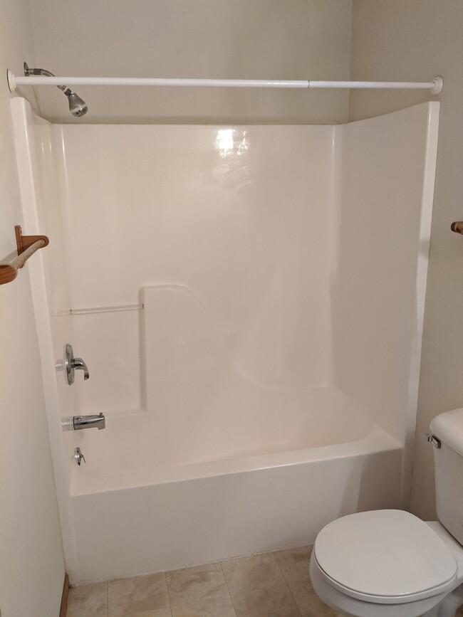 Full bath en suite master bedroom - 1670 Wedgewood Dr