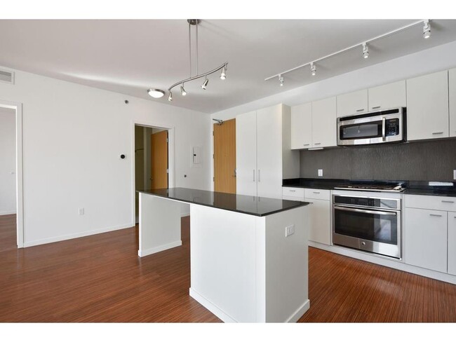 Building Photo - 915 N Washington Ave