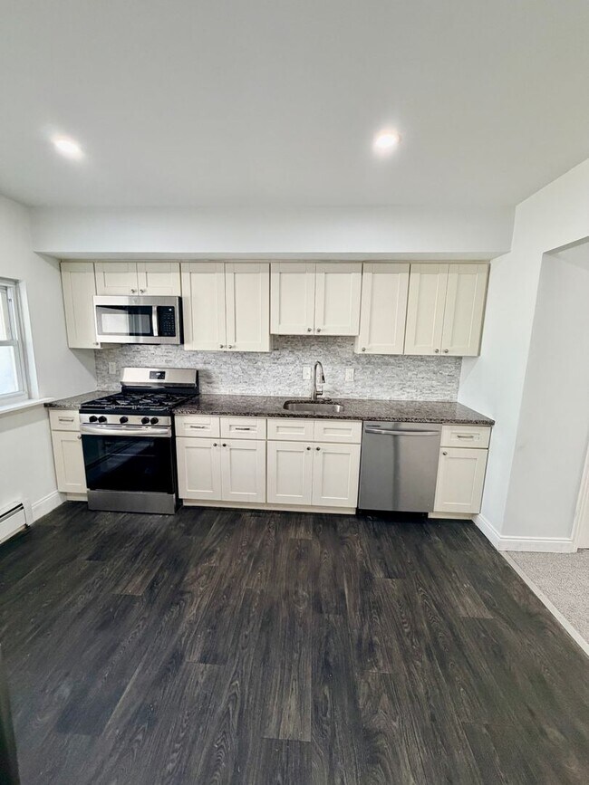 Foto del edificio - SPACIOUS 3bd/1.5ba at Port Richmond Home