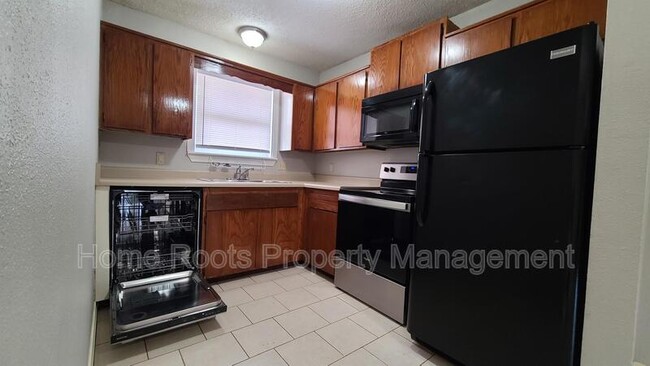 Building Photo - 690 N Betty Jo Dr