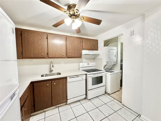 Building Photo - 7831 Colony Cir N