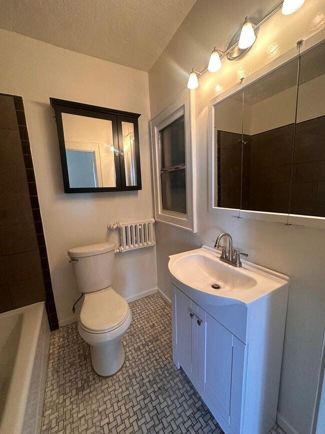 Building Photo - Bright & Spacious 1 Bed / 1 Bath in the He...