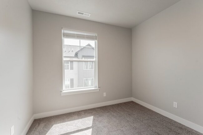 Building Photo - Riverton Condo