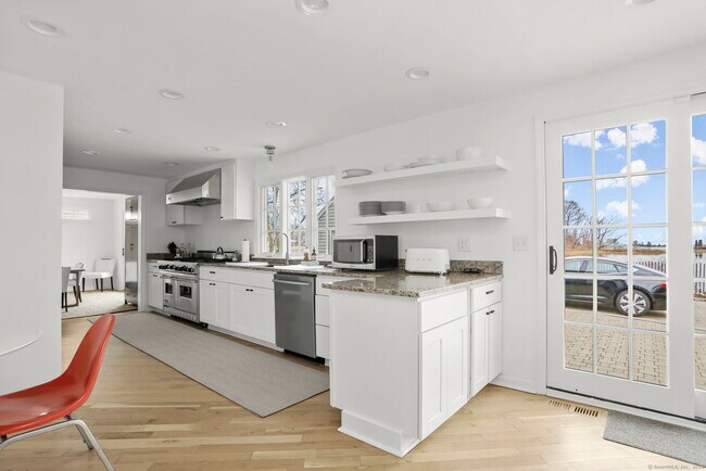 Building Photo - 85 Roton Ave