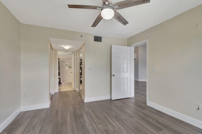 Foto del edificio - 600 Crestwood Ct N
