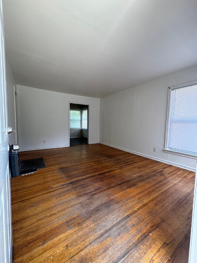 Building Photo - 1 Bedroom, 1 bathroom Duplex with hardwood...
