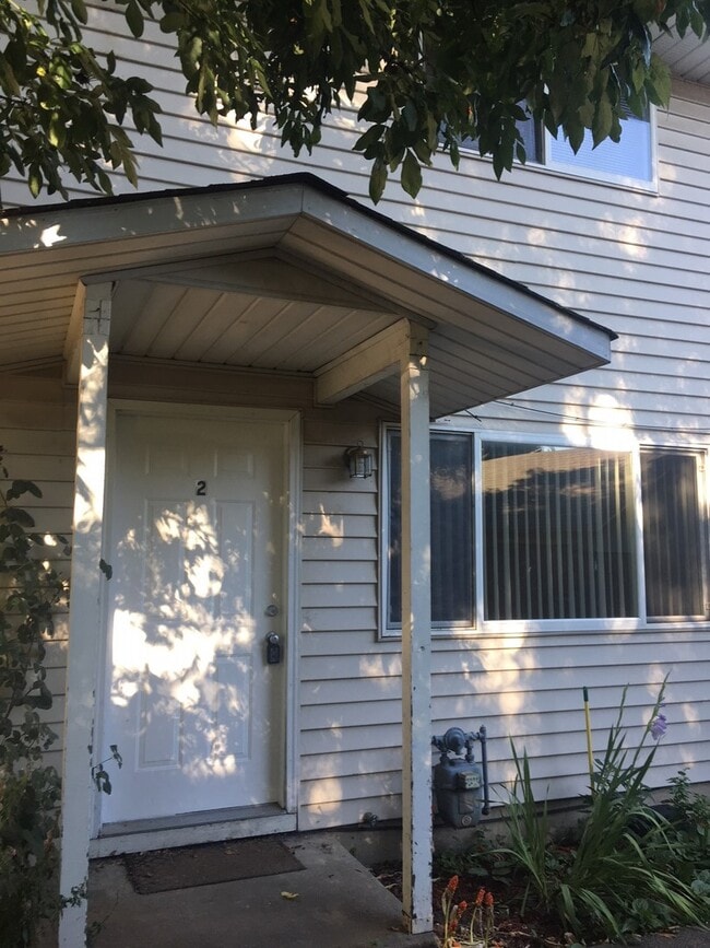 Building Photo - (894) 5th Ave Tri-Plex - 2 Bedroom / 1.5 Bathroom Townhome