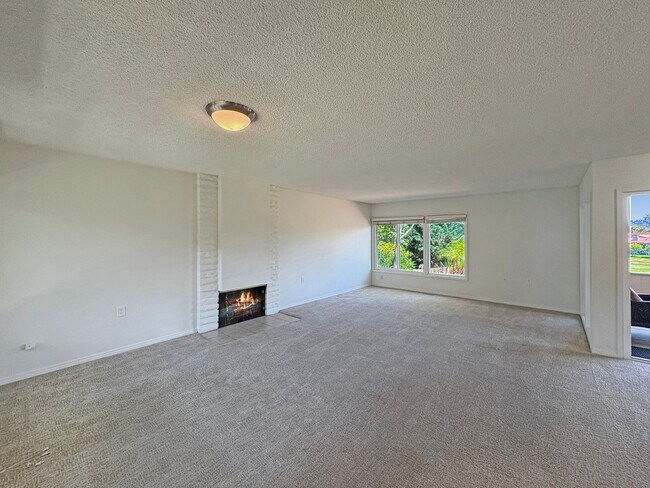 Building Photo - Spacious 2B/2.5BA Townhome w/ Stunning Vie...