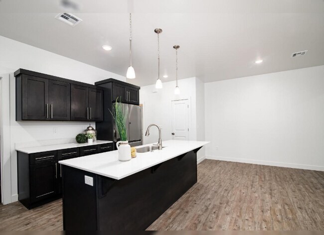 Building Photo - 1055 W Province Way