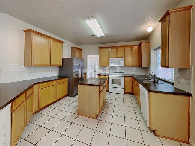 Foto del edificio - 4505 Clearlake Dr