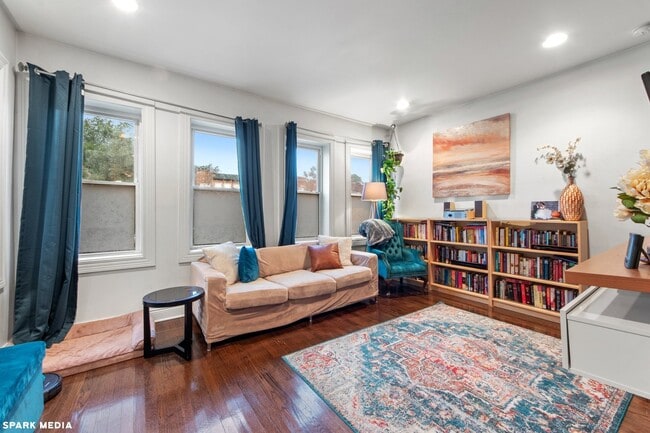 Building Photo - 1621 N McVicker Ave