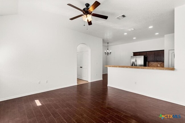 Foto del edificio - 586 Creekside Cir