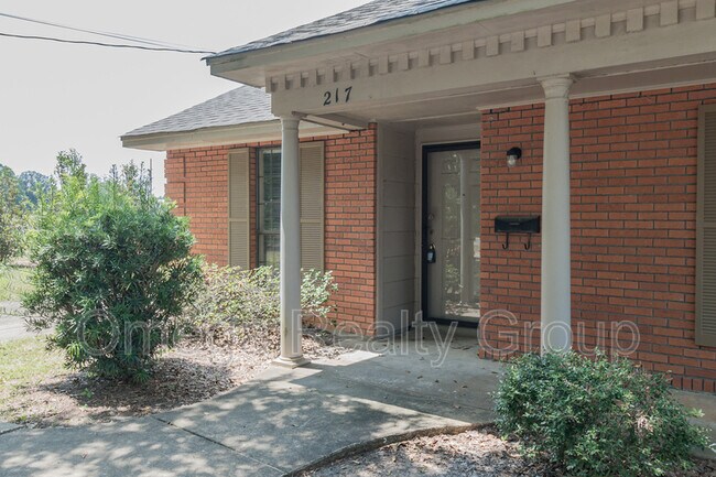 Building Photo - 217 Garway Dr