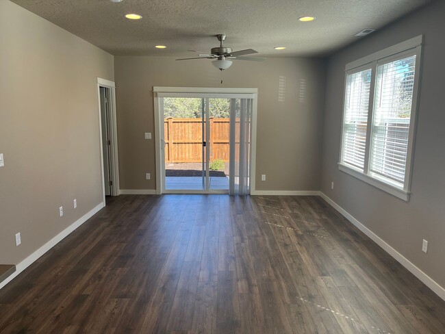 Building Photo - Receive $500 Off First Month’s Rent w/12 M...