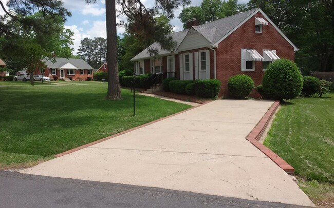 Foto del edificio - Renovated 3 bedroom 1 bath brick ranch