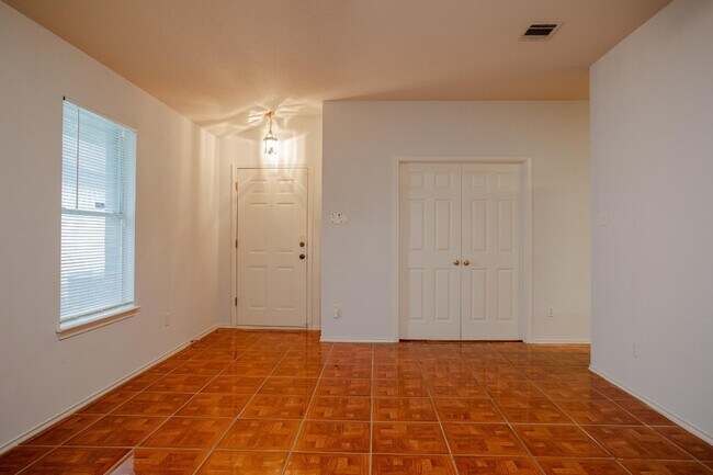 Building Photo - 802 Luke Ln