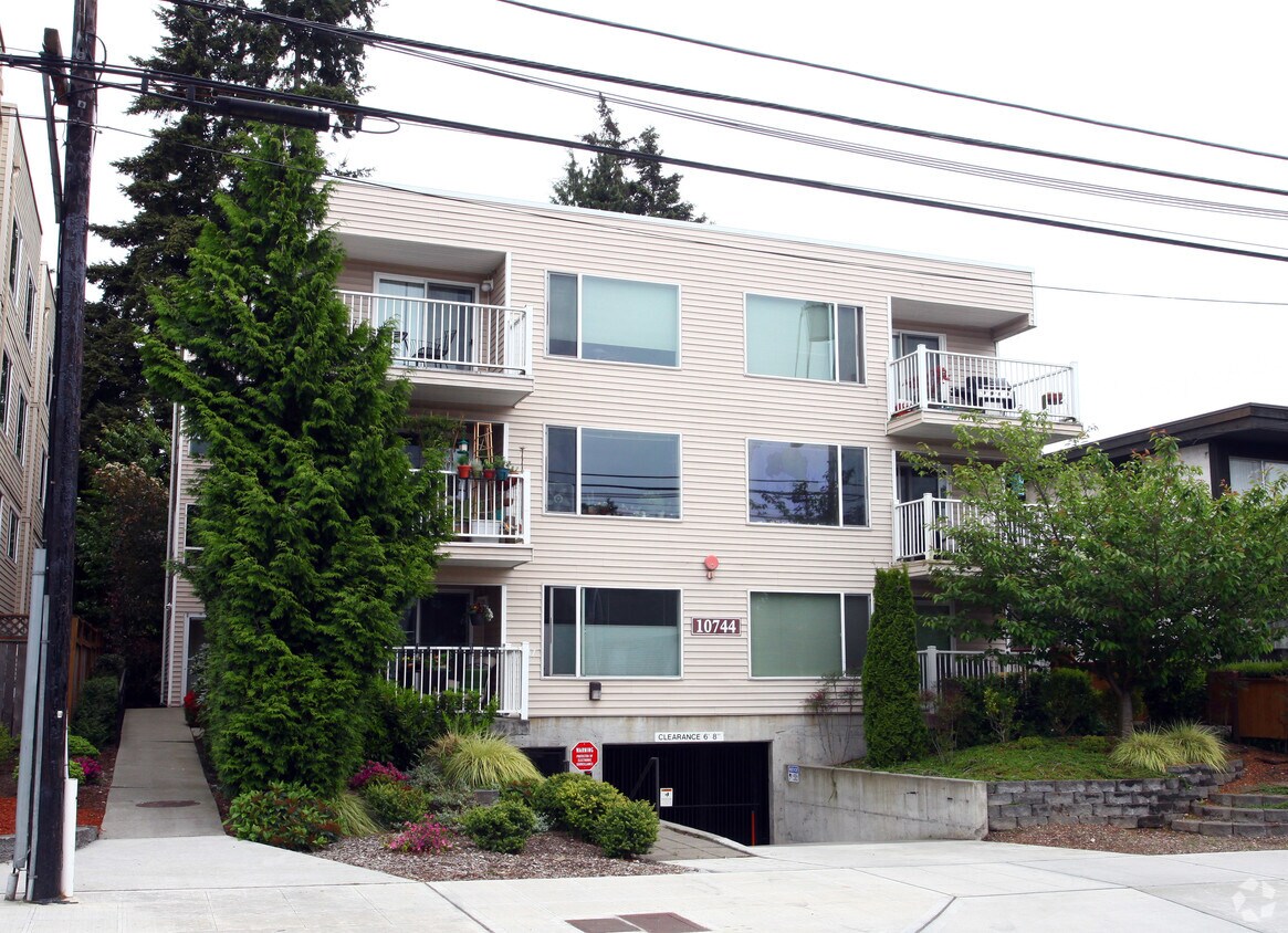 Building Photo - 10744 Greenwood Ave N