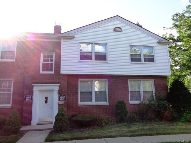 Foto del edificio - 21915 Snow Ave