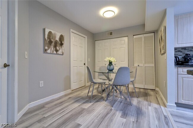 Foto del edificio - 1775 Four Mile Cove Pkwy