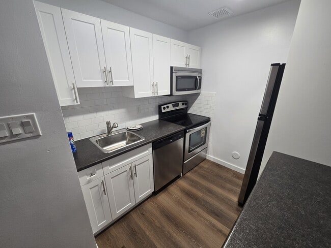 Building Photo - 206 Greenway Crescent W