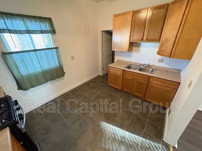 Building Photo - 340 N Main St