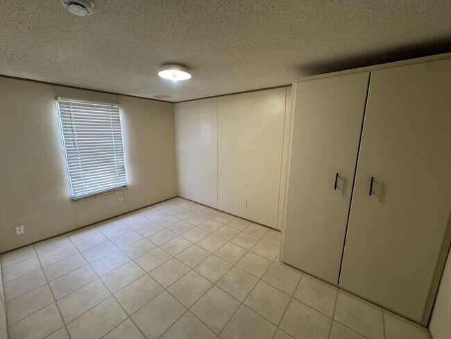 Building Photo - MOVE IN SPECIAL- Charming 3-Bed Retreat in Shallowater with Cozy 840 Sq Ft Living Space!