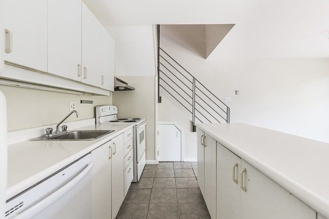 Building Photo - 2064-2064 Queen St E