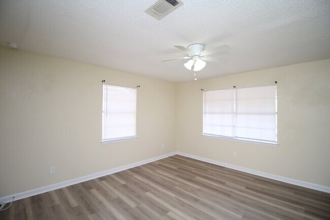 Foto del edificio - 4-Bedroom, 2-Bath Home with Large Fenced Yard