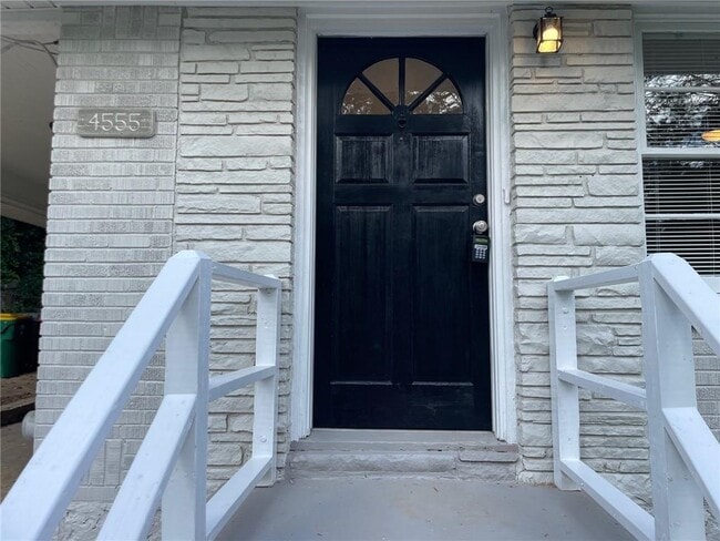 Building Photo - 4555 Hillpine Rd