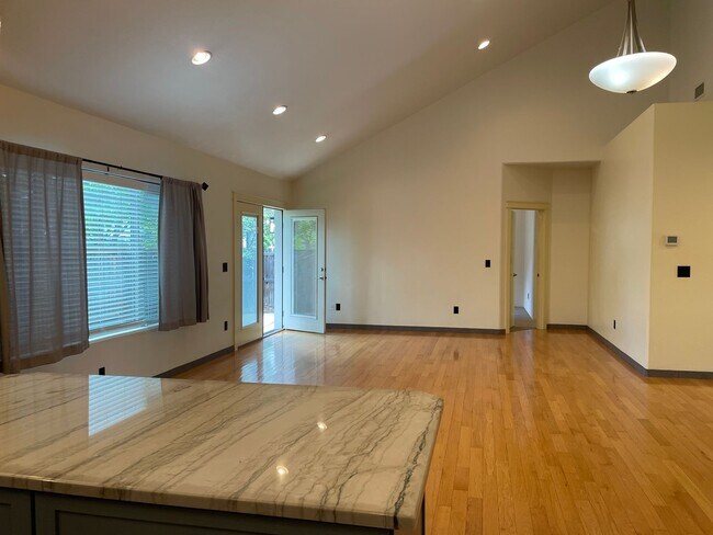 Foto del edificio - Beautiful Open Floor Plan-3 Bedroom 2 Bath Home-Located in Central Point