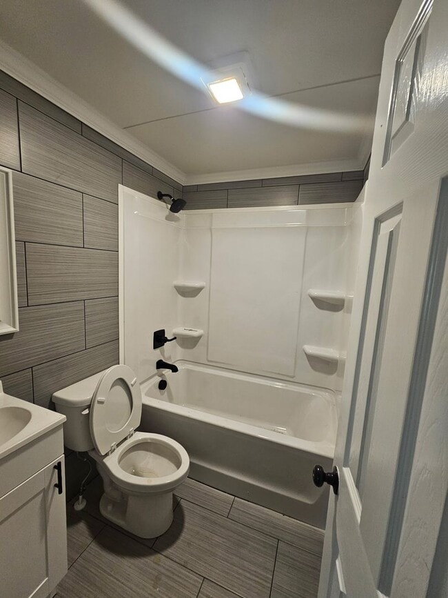 Foto del edificio - 719 Black Creek Rd SE
