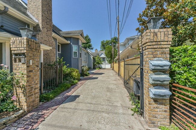 Foto del edificio - Offered By Precision Realty & Management, LLC