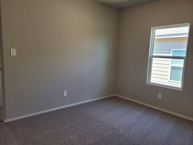 Building Photo - 3BD 2BA with separate Office Space