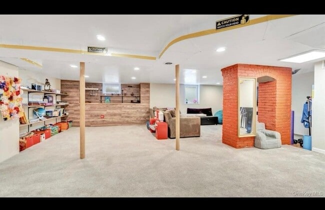 Building Photo - 143 Hallock St