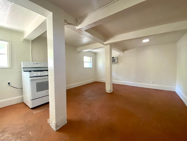 Foto del edificio - Unique Basement Unit in a Triplex- 309 E. 32nd- Available for July!