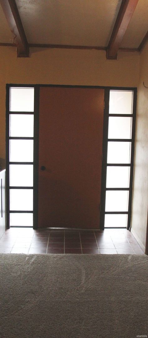 Building Photo - Large Pet friendly 3Bd house w/ office spa...